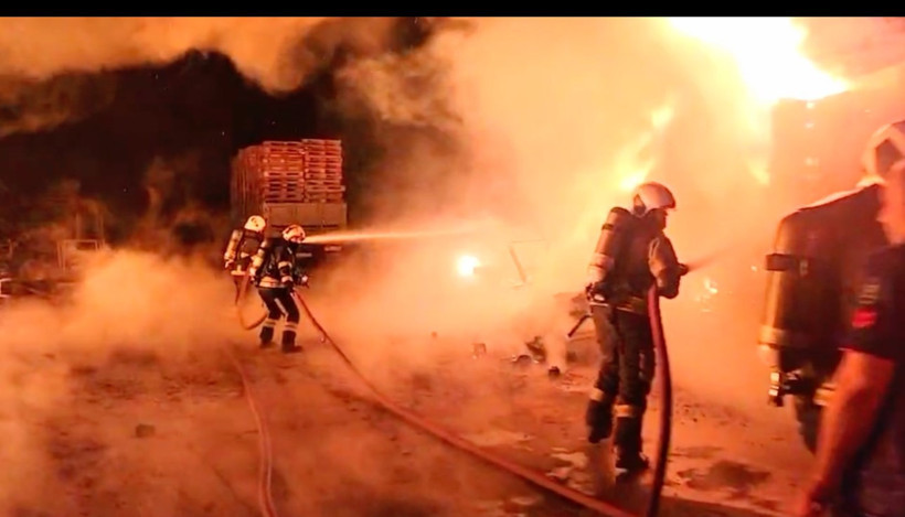 Kocaeli'de yangın paniği! Binlerce palet alevlere teslim oldu - Resim : 1