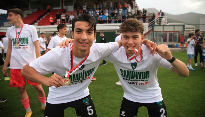 Kocaelispor U-19’da büyük coşku… Şampiyonluk bizim kupa bizim! Foto Galeri - Resim: 39
