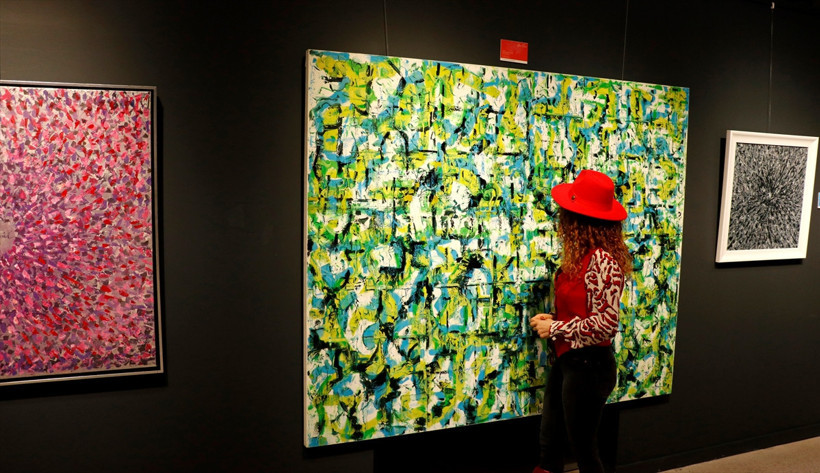 "Bir Zaman Fraktalı" sergisi, Kocaeli'de sanatseverlerin beğenisine sunuldu - Resim : 1