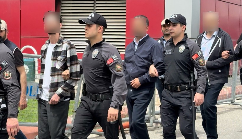 Aralarında Kocaeli'nin de bulunduğu illerde FETÖ operasyonu! Yüzlerce klasör, uzun uzadıya kuyruklar - Resim : 2