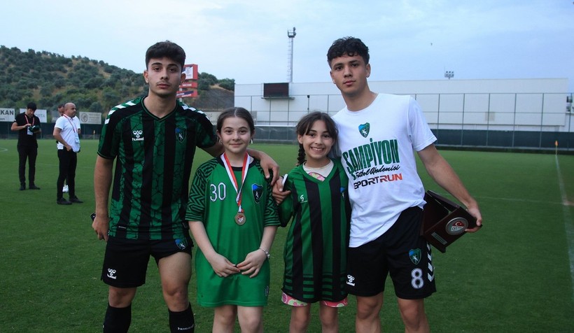 Kocaelispor U-19’da büyük coşku… Şampiyonluk bizim kupa bizim! Foto Galeri - Resim: 57