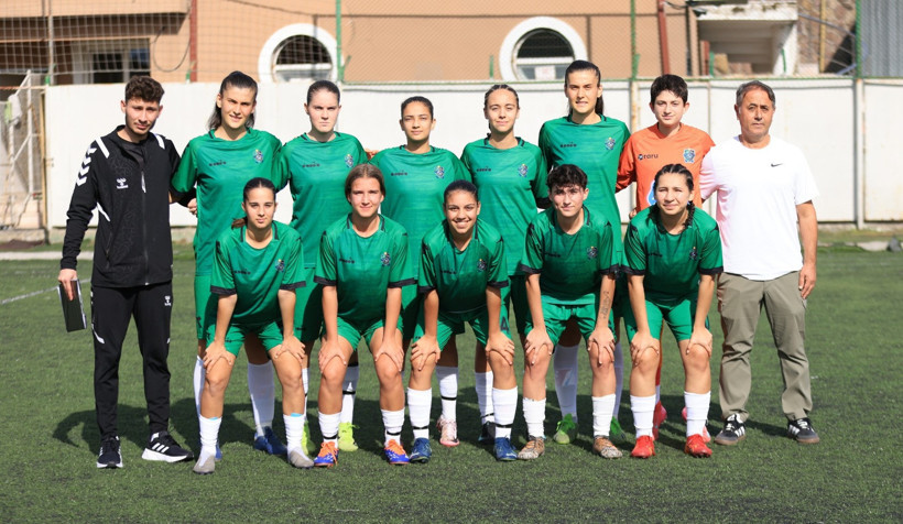 İnanılır gibi değil! 14 yaşındaki kızlarımız 1. Lig’de mücadele ediyor! - Resim : 2