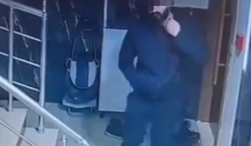 Ayakkabıları tek tek inceledi, gözüne kestirdiğini çaldı! - Resim : 2