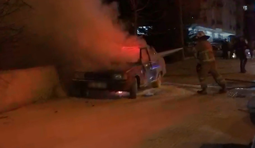 Alev topuna dönen otomobilden geriye hurda yığını kaldı! - Resim : 2