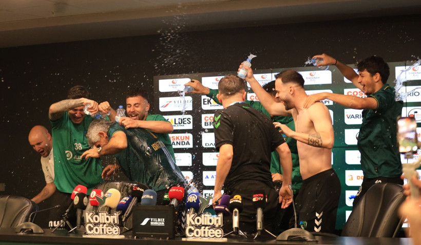 İsmet Taşdemir’den unutamayacağı basın toplantısı! Nasıl ıslandı belli değil! - Resim: 6