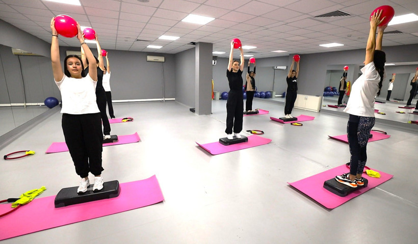 Kadınlar uzman eğitmenler eşliğinde güvenle spor yapıyor - Resim : 1