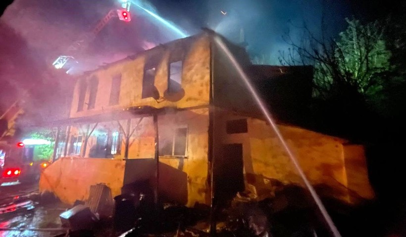 Komşuda korkutan yangın: 82 yaşındaki yatalak kadın son anda kurtarıldı - Resim : 3