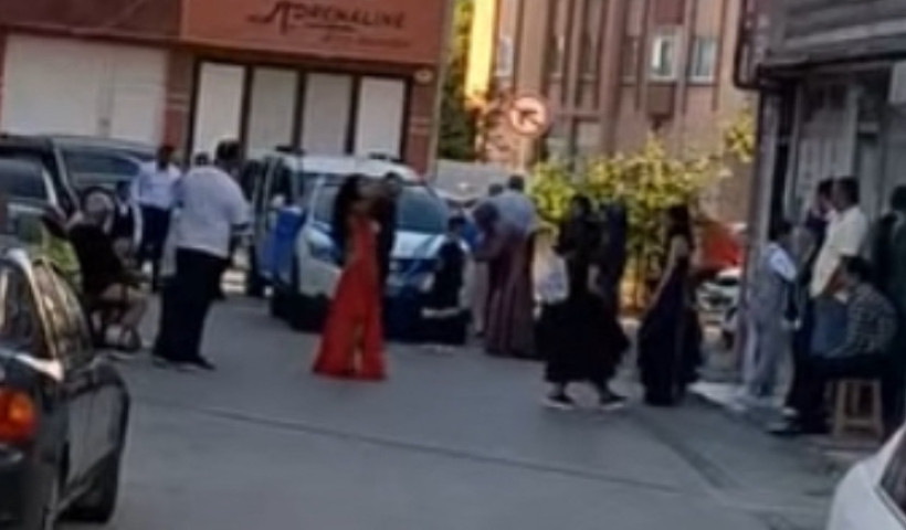 Sokak ortasında dansöz oynatıldı! Tepkiyle karşılandı - Resim : 1