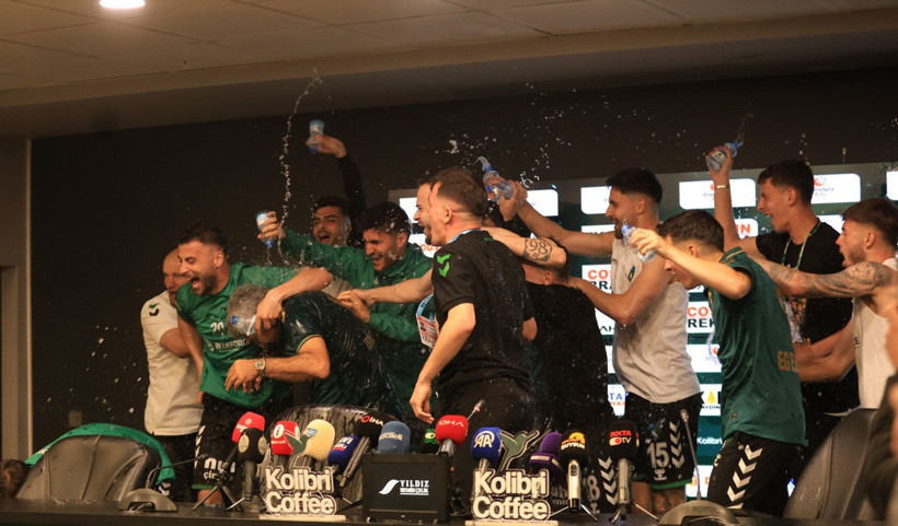 İsmet Taşdemir’den unutamayacağı basın toplantısı! Nasıl ıslandı belli değil! - Resim: 12