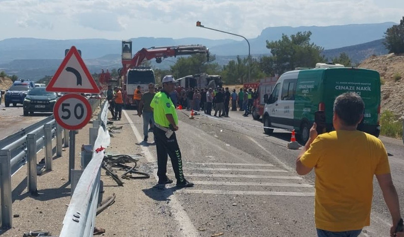 Ölüm virajında korkunç kaza: 3 kişi öldü, 6 kişi yaralandı - Resim : 3