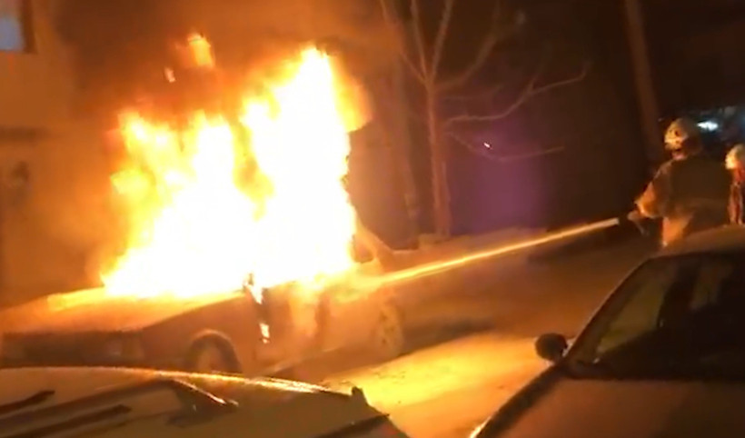 Alev topuna dönen otomobilden geriye hurda yığını kaldı! - Resim : 1