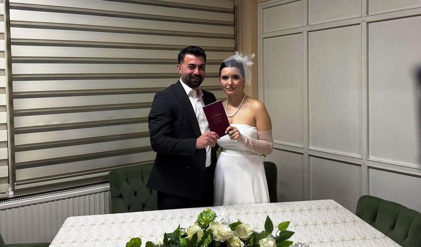 Esmanur, Emre Önen’e hayatının imzasını attırdı - Resim : 1