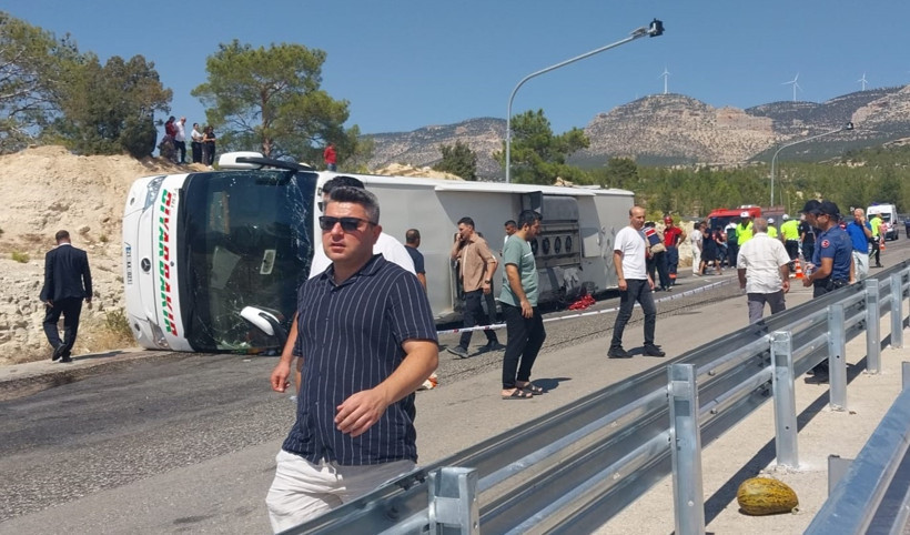 Ölüm virajında korkunç kaza: 3 kişi öldü, 6 kişi yaralandı - Resim : 1