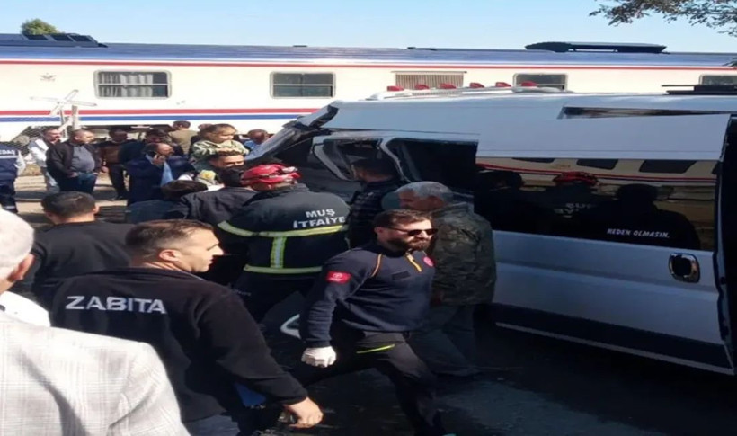 Feci kaza! Tren, öğrenci servisine çarptı - Resim: 4