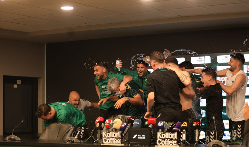 İsmet Taşdemir’den unutamayacağı basın toplantısı! Nasıl ıslandı belli değil! - Resim: 10