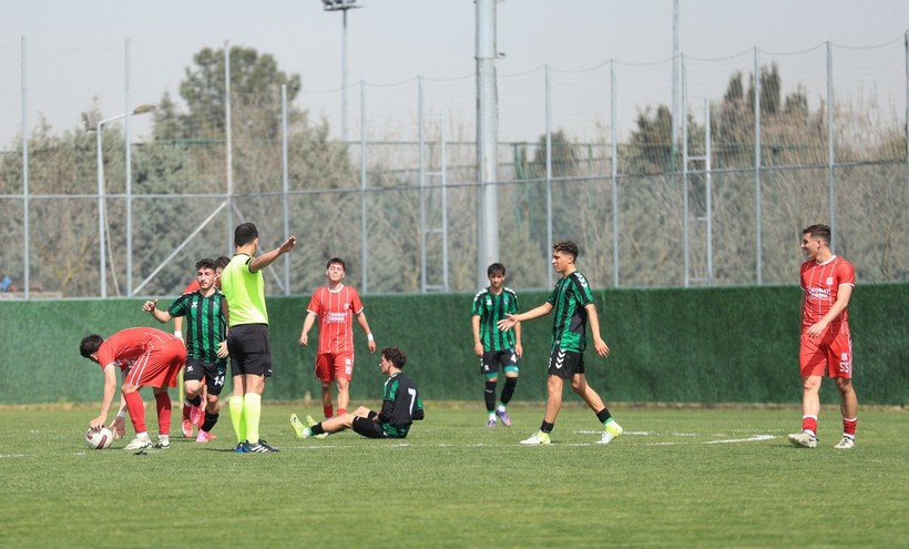 Kocaelispor - Ayvalıkgücü Belediyespor maçının fotoğrafları - Resim: 44