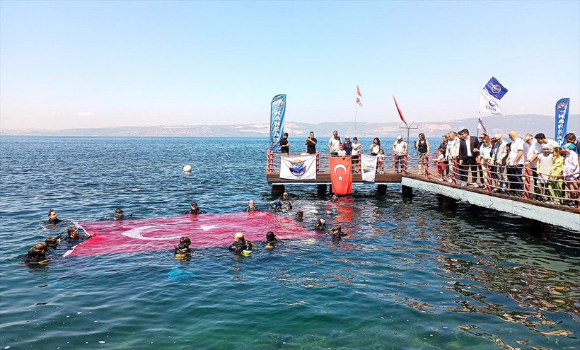 Zafer Bayramı'nı denizde bayrak açarak kutladılar - Resim : 1