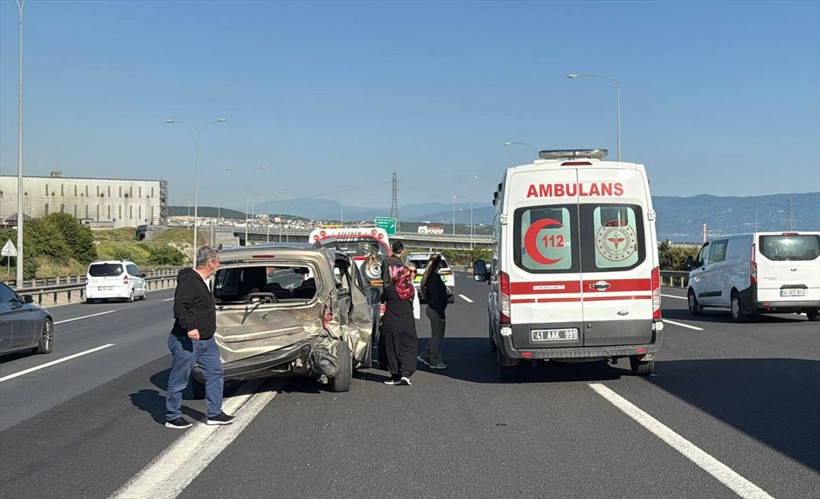 İki araç birbirine girdi, otoyol trafiğe kapandı - Resim: 1
