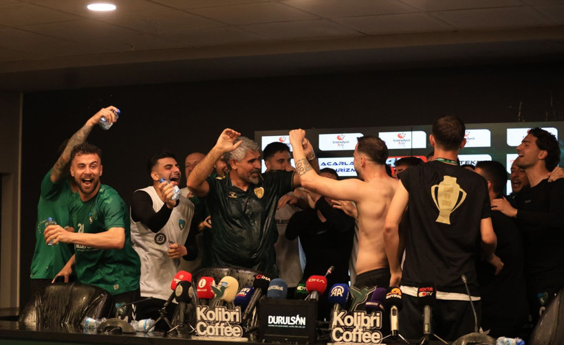 İsmet Taşdemir’den unutamayacağı basın toplantısı! Nasıl ıslandı belli değil! - Resim: 44