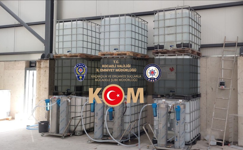 12 ton kaçak etil alkol ele geçirildi… Kaçak alkol imalathanesi ortaya çıkartıldı! - Resim : 1