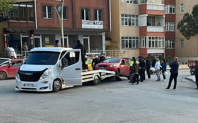 Otomobille çarpışan motosiklet sürücüsü ölümden döndü - Resim : 2