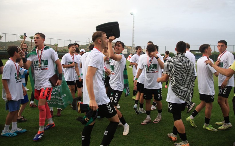 Kocaelispor U-19’da büyük coşku… Şampiyonluk bizim kupa bizim! Foto Galeri - Resim: 41