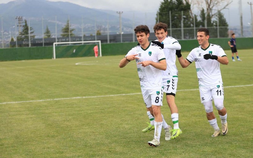 Ağabeylerinden sonra gençler de şampiyonluğa koşuyor! “6-0” - Resim: 13