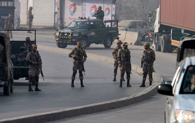 Askeri tesise bombalı araçlı saldırı! - Resim: 7