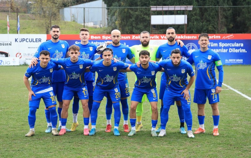 Belediye Derincespor’da 3 futbolcu ile 1 antrenör ayrıldı - Resim : 1
