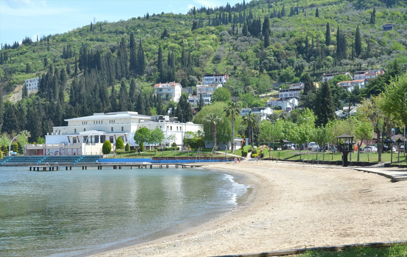 Sıcak havayı fırsat bilen çocuklar ve gençler denize girdi - Resim : 3