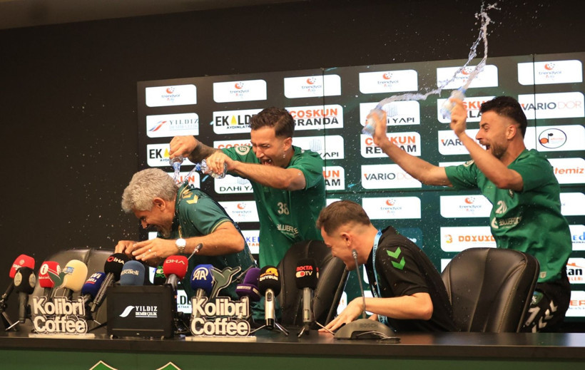 İsmet Taşdemir’den unutamayacağı basın toplantısı! Nasıl ıslandı belli değil! - Resim: 1