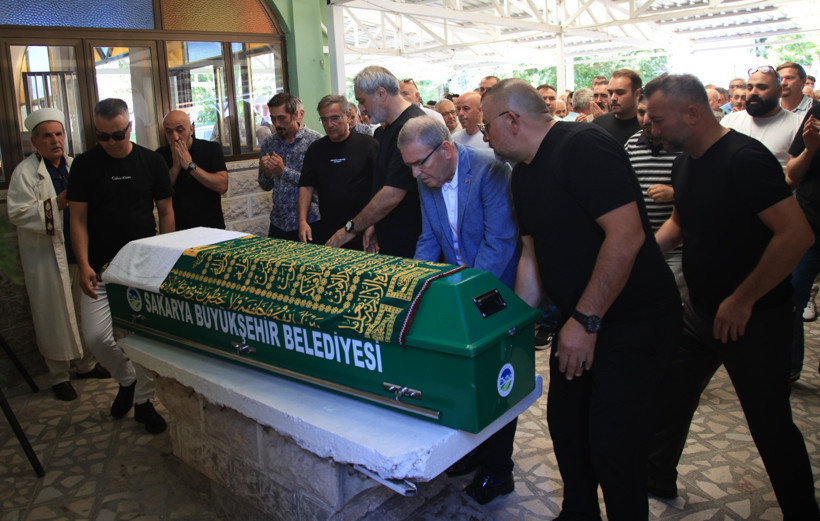 Murat Aydın, babasını son yolculuğuna uğurladı - Resim : 4