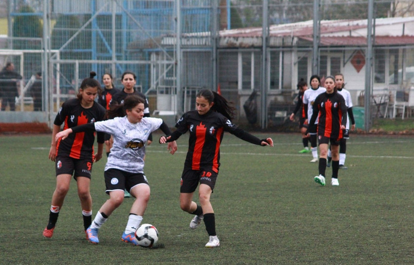 Gölcükspor - Derince Yavuzspor kadın futbol maçının fotoğrafları - Resim: 1