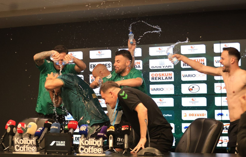 İsmet Taşdemir’den unutamayacağı basın toplantısı! Nasıl ıslandı belli değil! - Resim: 4