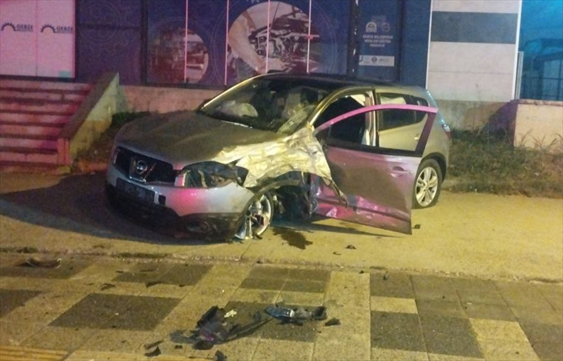 Ticari araçla otomobil çarpıştı: 2 kişi yaralandı - Resim : 2