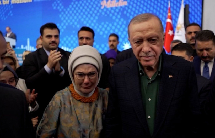 Erdoğan’ın konuşması sonrası Emine Erdoğan gözyaşlarını tutamadı - Resim : 1