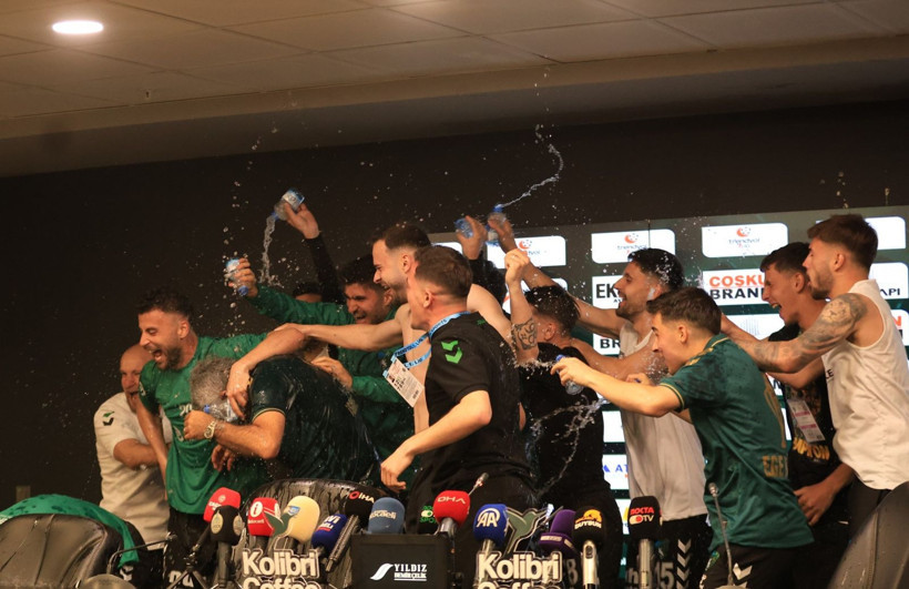 İsmet Taşdemir’den unutamayacağı basın toplantısı! Nasıl ıslandı belli değil! - Resim: 13