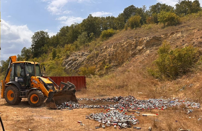 Ormana bırakılan yüzlerce sprey kutusu paniğe sebep oldu - Resim : 2