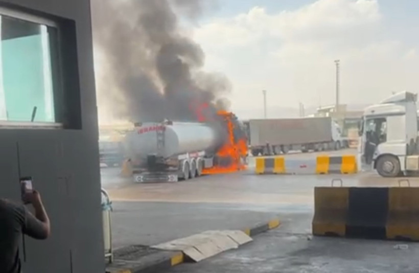 Akaryakıt yüklü tanker alev alev yandı! - Resim : 2