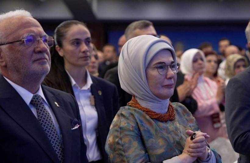 Erdoğan’ın konuşması sonrası Emine Erdoğan gözyaşlarını tutamadı - Resim : 2
