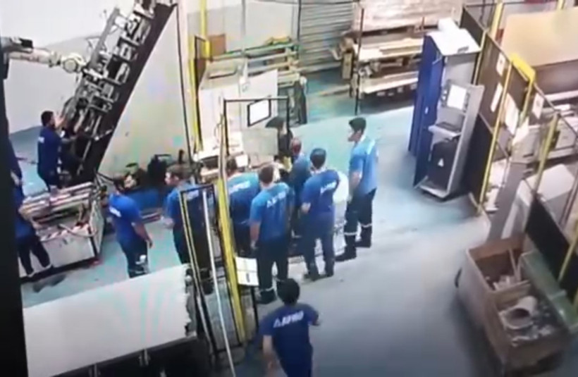 Feci iş kazası: Arızalı makine, işçinin sırtına saplandı - Resim : 1