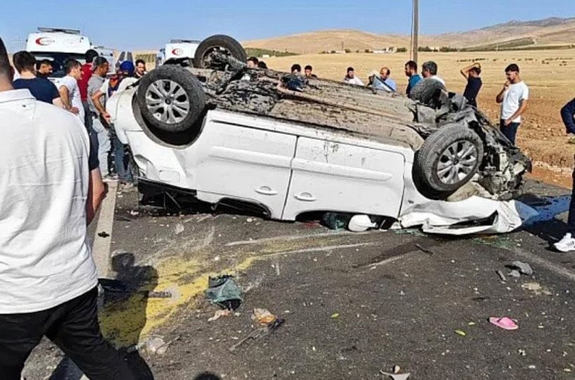 Refüje çarparak takla atan araç ters döndü: Yaralılar var! - Resim : 1