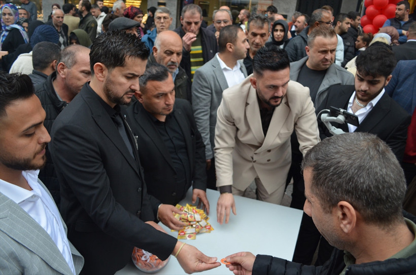 Darıca'da kuyumcu açılışında hediye yoğunluğu - Resim : 1