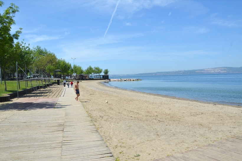 Sıcak havayı fırsat bilen çocuklar ve gençler denize girdi - Resim : 1