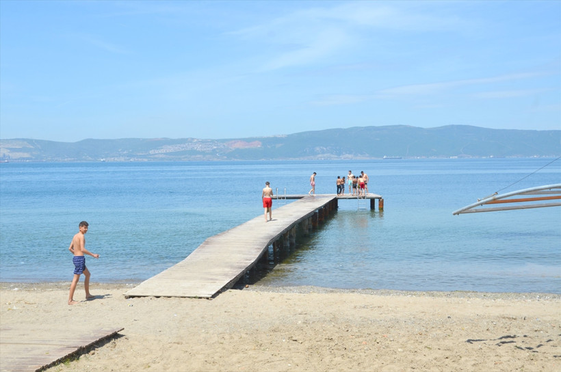 Sıcak havayı fırsat bilen çocuklar ve gençler denize girdi - Resim : 2