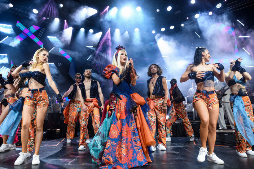 Ajda Pekkan sahnede 'uzaylı' oldu - Resim : 2