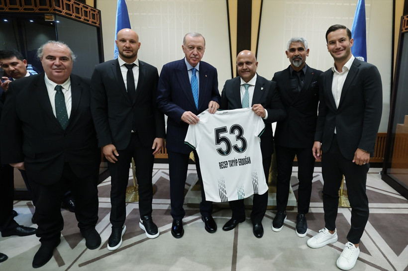 53 numaralı forma hediye edildi… Kocaelispor Cumhurbaşkanı Erdoğan’a gitti - Resim : 2