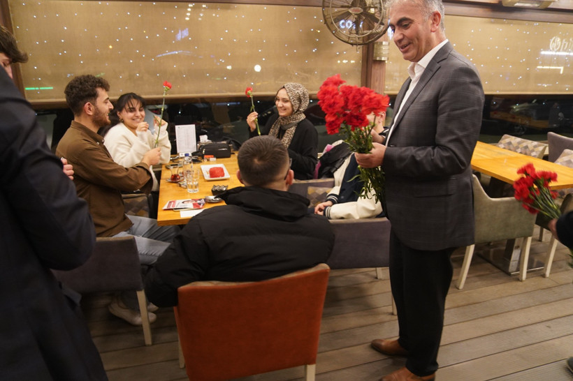 Saadet Partisi’nden gençlere karanfilli ziyaret - Resim : 1