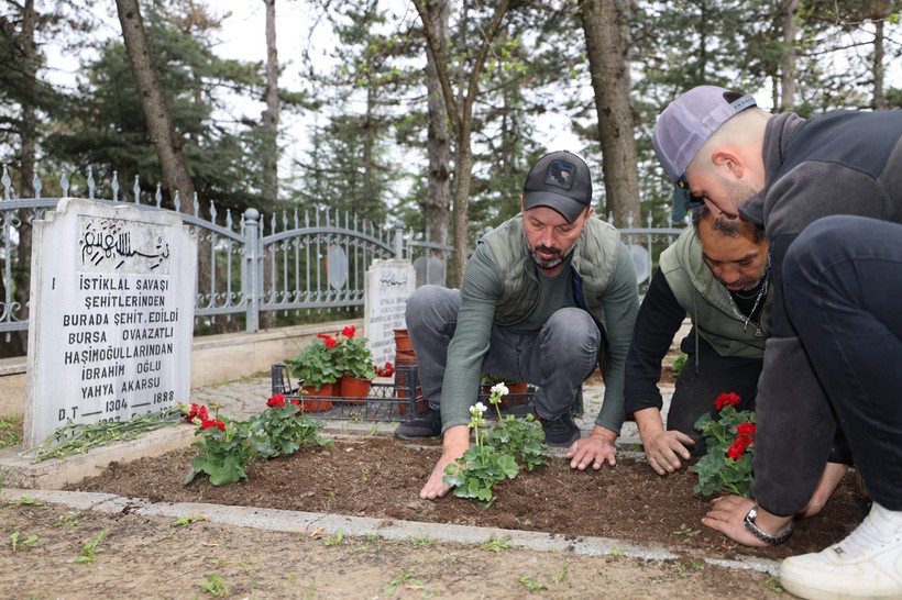 Başiskele'de şehitlikler ve mezarlıklar çiçek açtı - Resim : 2