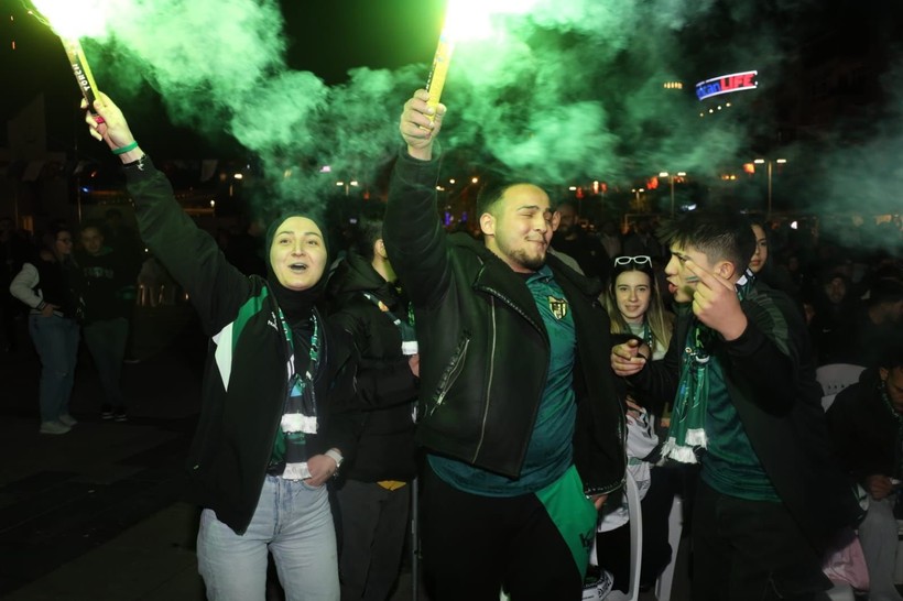 Yüzlerce kişi galibiyeti kutladı… “Bu zafer hepimizin” - Resim : 1